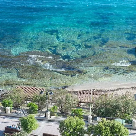 Apartment Tower Road - Bright Seafront 2 Bedroom *