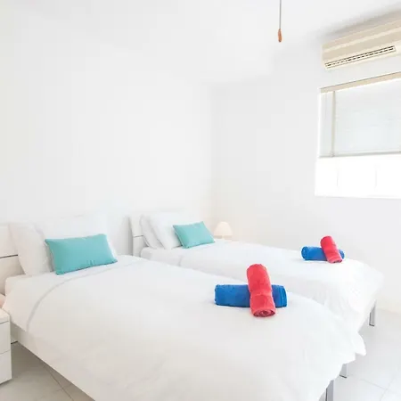 Tower Road - Bright Seafront 2 Bedroom Apartment *