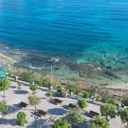 Tower Road - Bright Seafront 2 Bedroom Apartment *