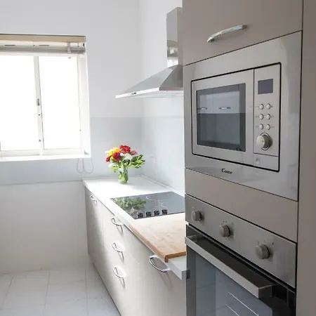 Tower Road - Bright Seafront 2 Bedroom *