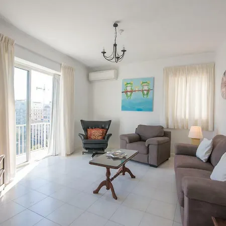 Tower Road - Bright Seafront 2 Bedroom Apartment *