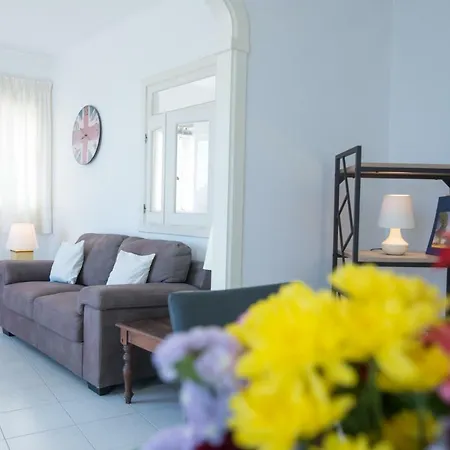 Tower Road - Bright Seafront 2 Bedroom Apartment *
